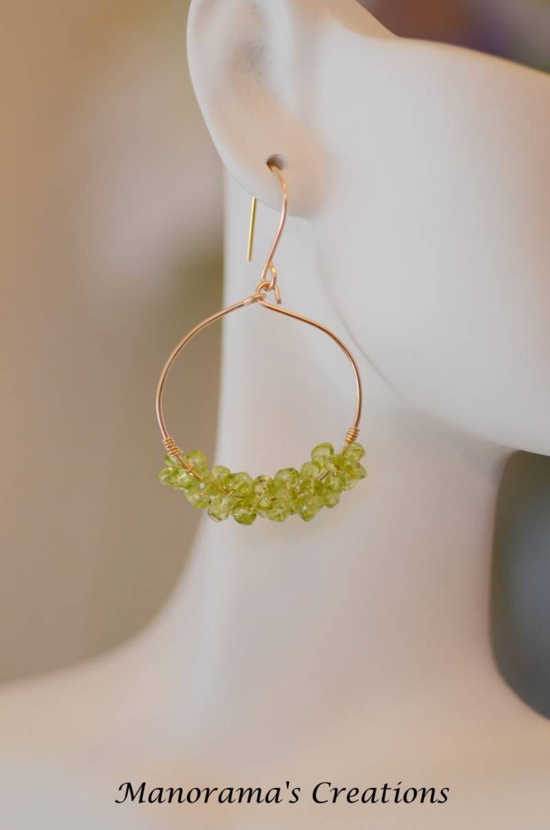 Belle Ohrringe - Peridot Facettiert Rondell-Creolen Mit 14 Karat Gold Füllen Draht von ManoramasCreations