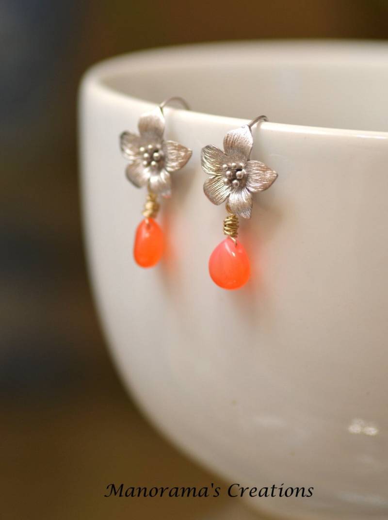 Munchkin Serie-Elegant, Cute & Petite Pink Orange Chalcedon Ohrringe, Azalea Haken Ohrringe, Geschenk Für Sie, Lässige Ohrringe, Creationen Von von ManoramasCreations