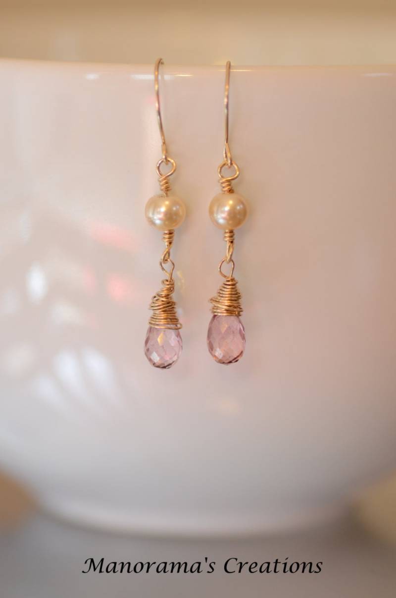 Sephfora Ohrringe - Fuchsie Rosenquarz Briolette Und Beige Farbigen Glasperle in 14 Karat Gold Füllen Draht Verpackt Sephfora Ohrringe - Fuchsie Rosenquarz Briolette Und Beige Farbigen Glasperle in 14 Karat Gold Füllen Draht Verpackt von ManoramasCreations