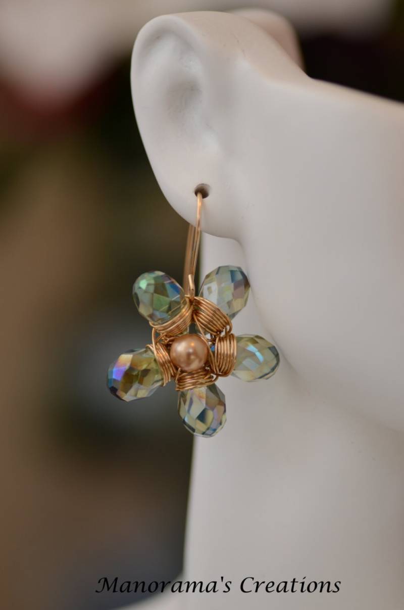 Spring-Kollektion-Serie Charmantes Gänseblümchen-Design Mit Grau Blau Brioletten in 14K Gold Füllen Draht Gewickelt Spring-Kollektion-Serie Charmantes Gänseblümchen-Design Mit Grau Blau Brioletten in 14K Gold Füllen Draht Gewickelt von ManoramasCreations
