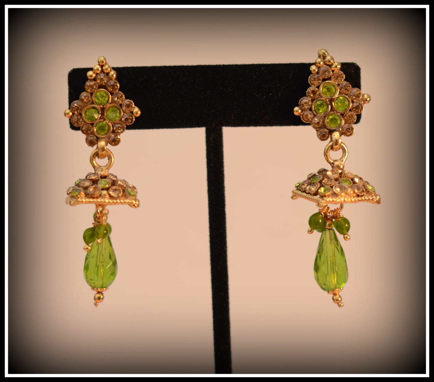 Amodita Ohrringe - Süße Mit Licht Grün Und Gold Zirkon-Kristallen Besetzt Amodita Ohrringe - Süße Mit Licht Grün Und Gold Zirkon-Kristallen Besetzt von ManoramasJewellery