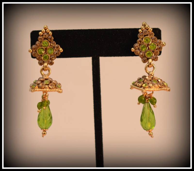 Amodita Ohrringe - Süße Mit Licht Grün Und Gold Zirkon-Kristallen Besetzt von ManoramasJewellery