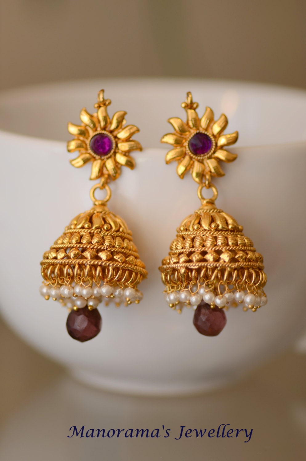 Aparajitha Ohrringe-Große Jhumka Ohrringe. Kundan Schmuck. Statement-Ohrringe. Hochzeit & Braut-Schmuck. Weiße Perlen. Komplizierte Metall Arbeit Aparajitha Ohrringe-Große Jhumka Ohrringe. Kundan Schmuck. Statement-Ohrringe. Hochzeit & Braut-Schmuck. Weiße Perlen. Komplizierte Metall Arbeit von ManoramasJewellery