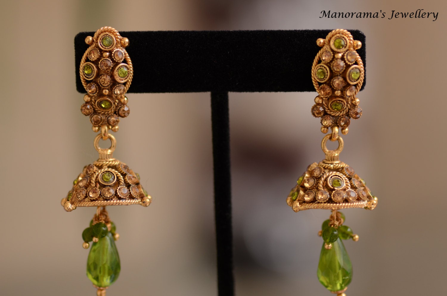 Athulya Ohrringe - Mit Papageiengrün Und Gold Zirkonkristalle Athulya Ohrringe - Mit Papageiengrün Und Gold Zirkonkristalle von ManoramasJewellery
