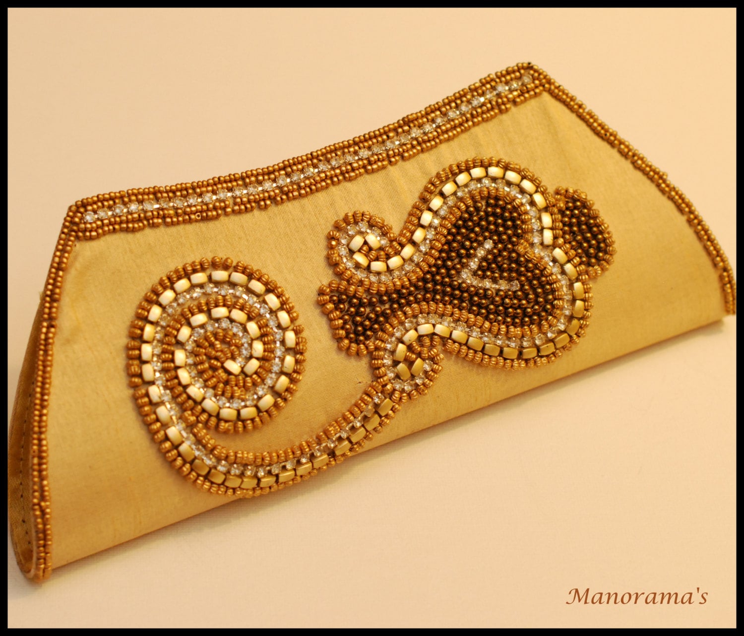 Beige Designer Kupplung Mit Weißen Zirkon Kristalle, Gold Und Braun Rocailles Acryl-Perlen Beige Designer Kupplung Mit Weißen Zirkon Kristalle, Gold Und Braun Rocailles Acryl-Perlen von ManoramasJewellery