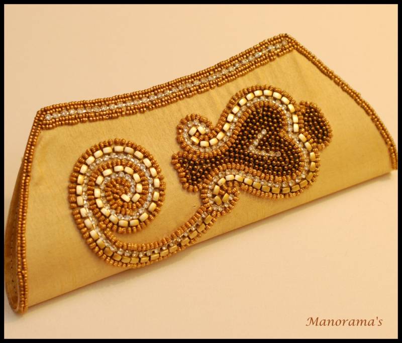Beige Designer Kupplung Mit Weißen Zirkon Kristalle, Gold Und Braun Rocailles Acryl-Perlen von ManoramasJewellery