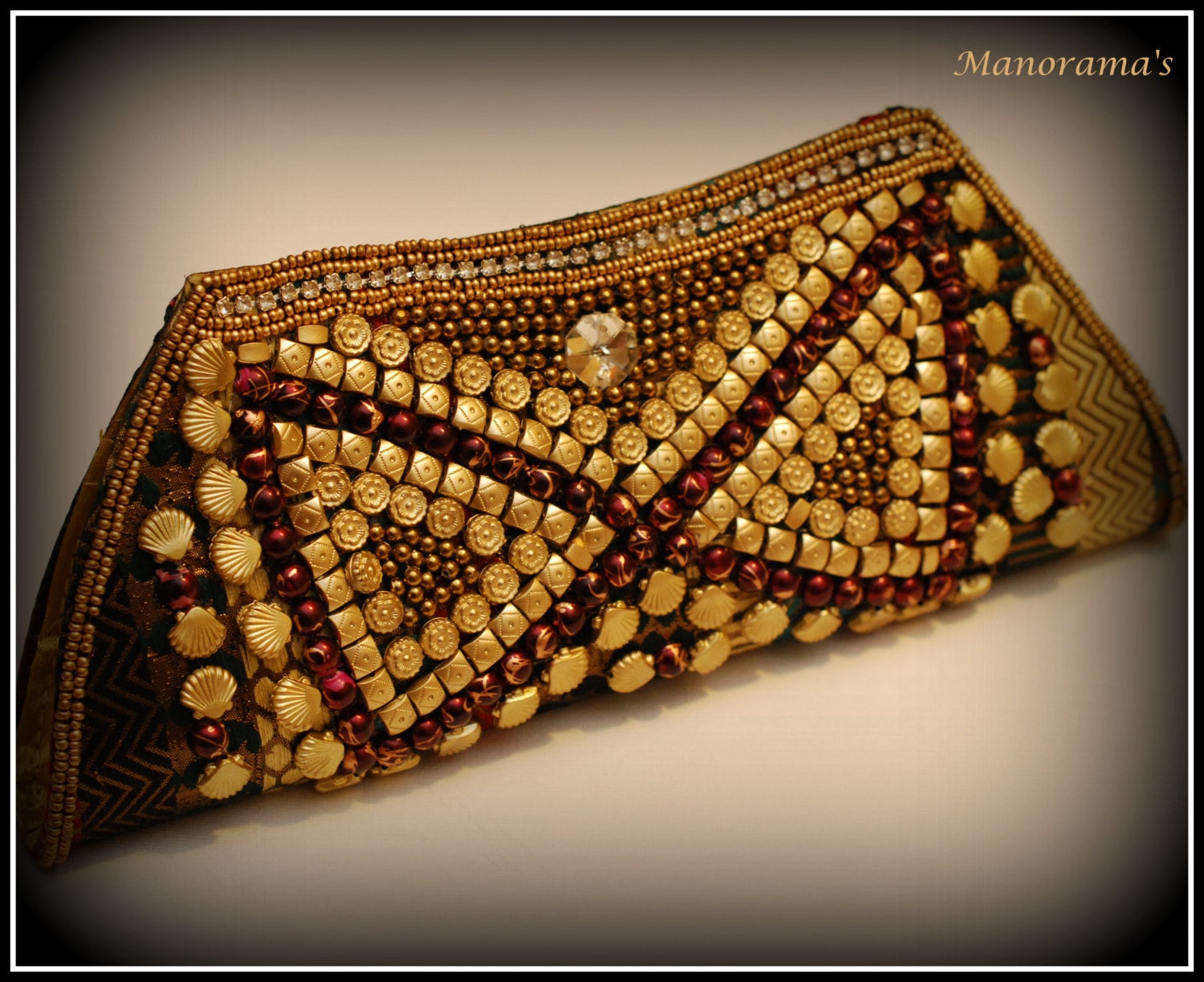Bunt Entwerfer Clutch Gold Acryl-Perlen, Weiß Zirkon-Kristalle Mit Rocailles Bunt Entwerfer Clutch Gold Acryl-Perlen, Weiß Zirkon-Kristalle Mit Rocailles von ManoramasJewellery