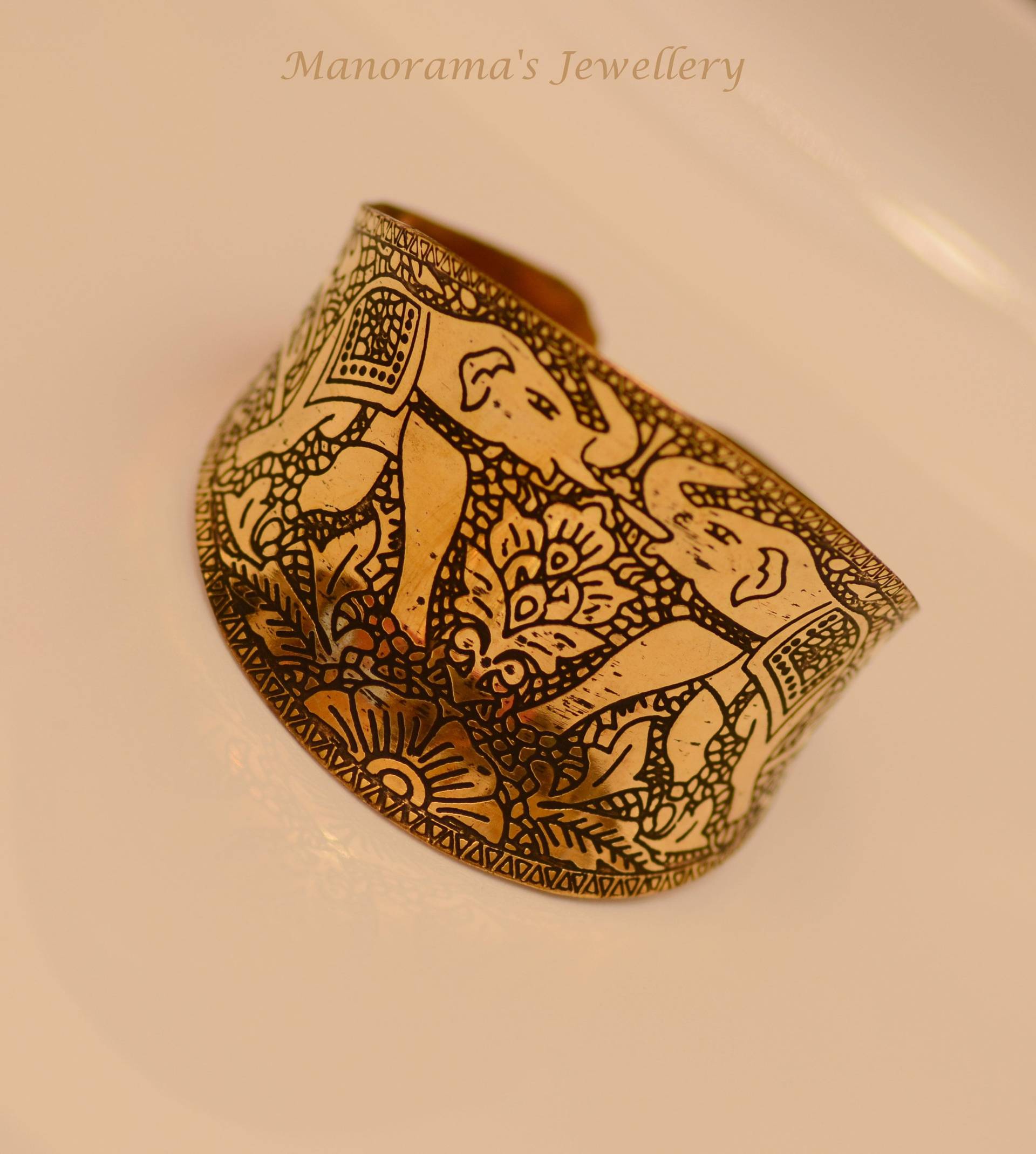 Divena Serie Oxidiert Armreif, Statement-Schmuck, Antik Finish, Gold-Finish Manschette Elefant Motiff Der Manorama, Geschenk Für Sie Divena Serie Oxidiert Armreif, Statement-Schmuck, Antik Finish, Gold-Finish Manschette Elefant Motiff Der Manorama, Geschenk Für Sie von ManoramasJewellery