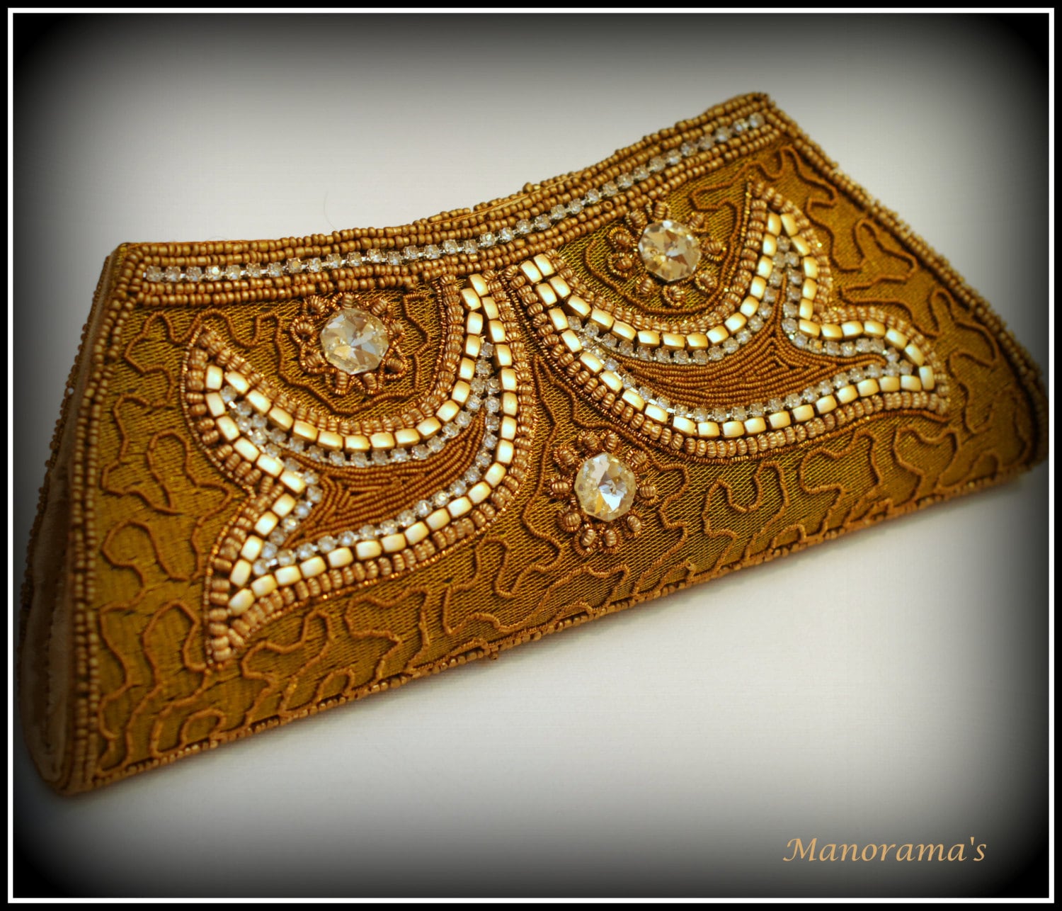 Goldbraun Gefärbt Entwerfer Kupplung Mit Weißen Zirkonkristalle, Gold Perlen, Acryl-Perlen Und Faden Arbeit Goldbraun Gefärbt Entwerfer Kupplung Mit Weißen Zirkonkristalle, Gold Perlen, Acryl-Perlen Und Faden Arbeit von ManoramasJewellery