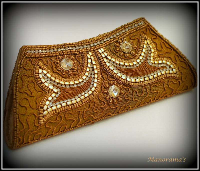 Goldbraun Gefärbt Entwerfer Kupplung Mit Weißen Zirkonkristalle, Gold Perlen, Acryl-Perlen Und Faden Arbeit Goldbraun Gefärbt Entwerfer Kupplung Mit Weißen Zirkonkristalle, Gold Perlen, Acryl-Perlen Und Faden Arbeit von ManoramasJewellery
