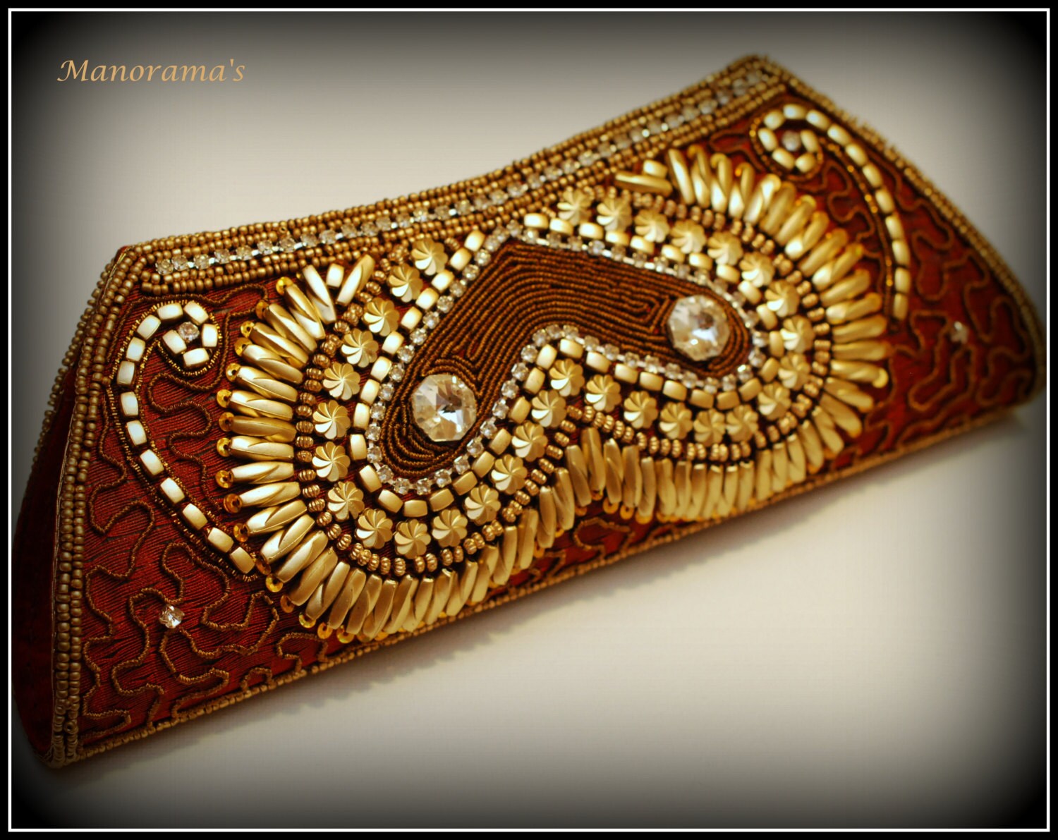 Kastanienbraun Entwerfer Kupplung Mit Weißen Zirkonkristalle, Gold Perlen Und Acryl-Perlen Kastanienbraun Entwerfer Kupplung Mit Weißen Zirkonkristalle, Gold Perlen Und Acryl-Perlen von ManoramasJewellery