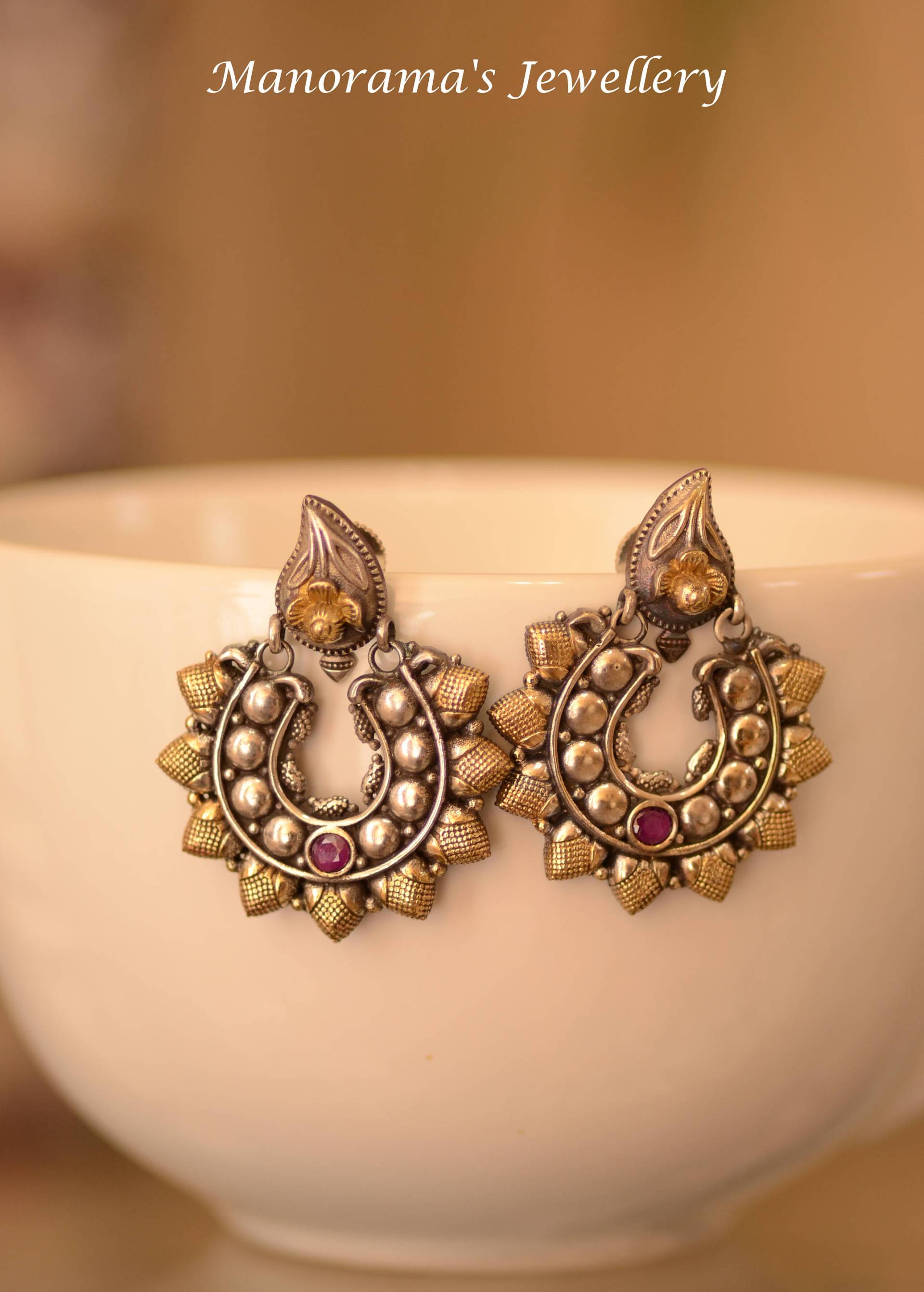 Miraaya Serie-Schöne Zwei-Ton-Chand Baali, Aussage Ohrringe, Trendigen Chic Oxidiert, Die Manorama, Geschenk Für Sie, Dual-Ton-Schmuck Miraaya Serie-Schöne Zwei-Ton-Chand Baali, Aussage Ohrringe, Trendigen Chic Oxidiert, Die Manorama, Geschenk Für Sie, Dual-Ton-Schmuck von ManoramasJewellery
