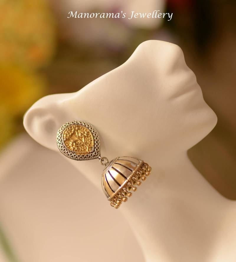 Miraaya Serie-Schöne Zwei Ton Jhumka, Statement-Schmuck, Trendigen Chic Oxidiert, Dual-Ton-Ohrringe, Die Manorama, Geschenk Für Sie Miraaya Serie-Schöne Zwei Ton Jhumka, Statement-Schmuck, Trendigen Chic Oxidiert, Dual-Ton-Ohrringe, Die Manorama, Geschenk Für Sie von ManoramasJewellery