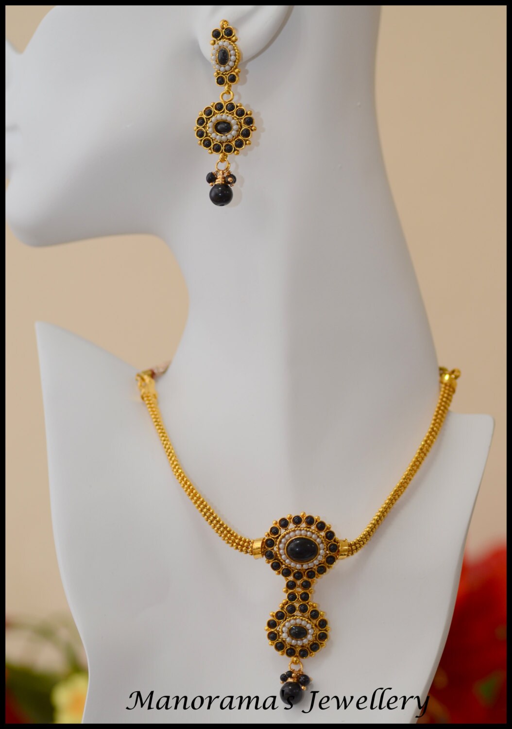 Nritya Halsband Set-Einfache Und Elegante Design-Halsband-Collier-Set, Schwarzen Steinen Perlen Combo Baumeln Drop Passende Ohrringe Enthalten Nritya Halsband Set-Einfache Und Elegante Design-Halsband-Collier-Set, Schwarzen Steinen Perlen Combo Baumeln Drop Passende Ohrringe Enthalten von ManoramasJewellery