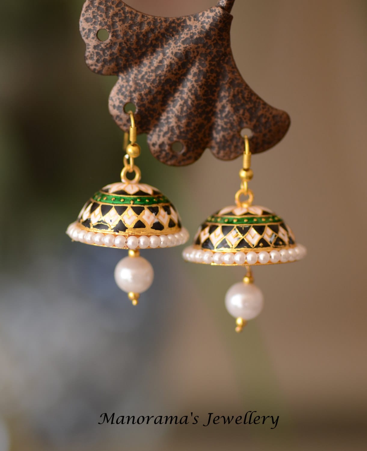 Samya Ohrringe - Schwarz, Grün Und Weiß Meenakari Jhumka Ohrringe, Traditionelle, Leichte Gewicht Schmuck, Party Wear, Statement-Schmuck Samya Ohrringe - Schwarz, Grün Und Weiß Meenakari Jhumka Ohrringe, Traditionelle, Leichte Gewicht Schmuck, Party Wear, Statement-Schmuck von ManoramasJewellery