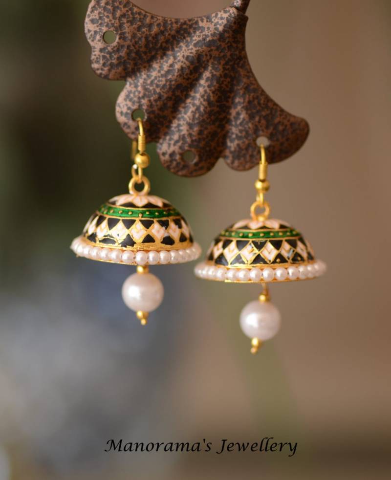 Samya Ohrringe - Schwarz, Grün Und Weiß Meenakari Jhumka Ohrringe, Traditionelle, Leichte Gewicht Schmuck, Party Wear, Statement-Schmuck Samya Ohrringe - Schwarz, Grün Und Weiß Meenakari Jhumka Ohrringe, Traditionelle, Leichte Gewicht Schmuck, Party Wear, Statement-Schmuck von ManoramasJewellery