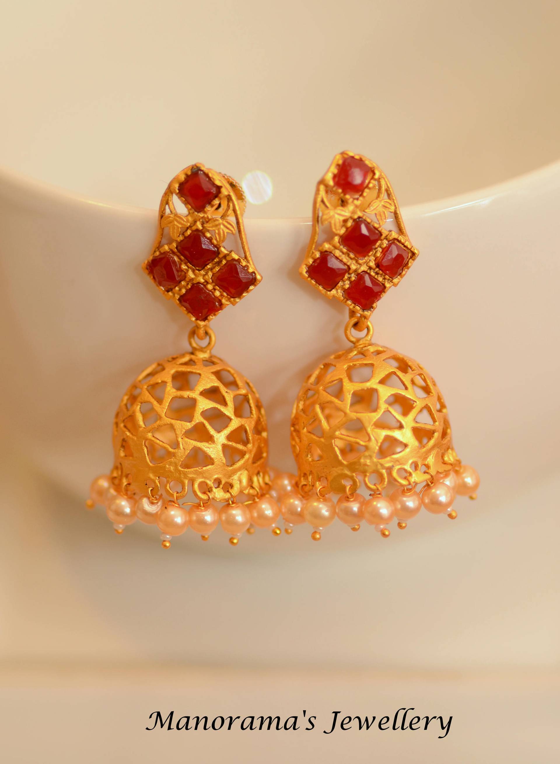 Vallabha Serie-Traditionelle Matt Finish Ohrringe, Aussage Schmuck, Metall-Ohrringe Mit Bunten Stein, Geschenk Für Sie, Kempu Manorama Des Vallabha Serie-Traditionelle Matt Finish Ohrringe, Aussage Schmuck, Metall-Ohrringe Mit Bunten Stein, Geschenk Für Sie, Kempu Manorama Des von ManoramasJewellery
