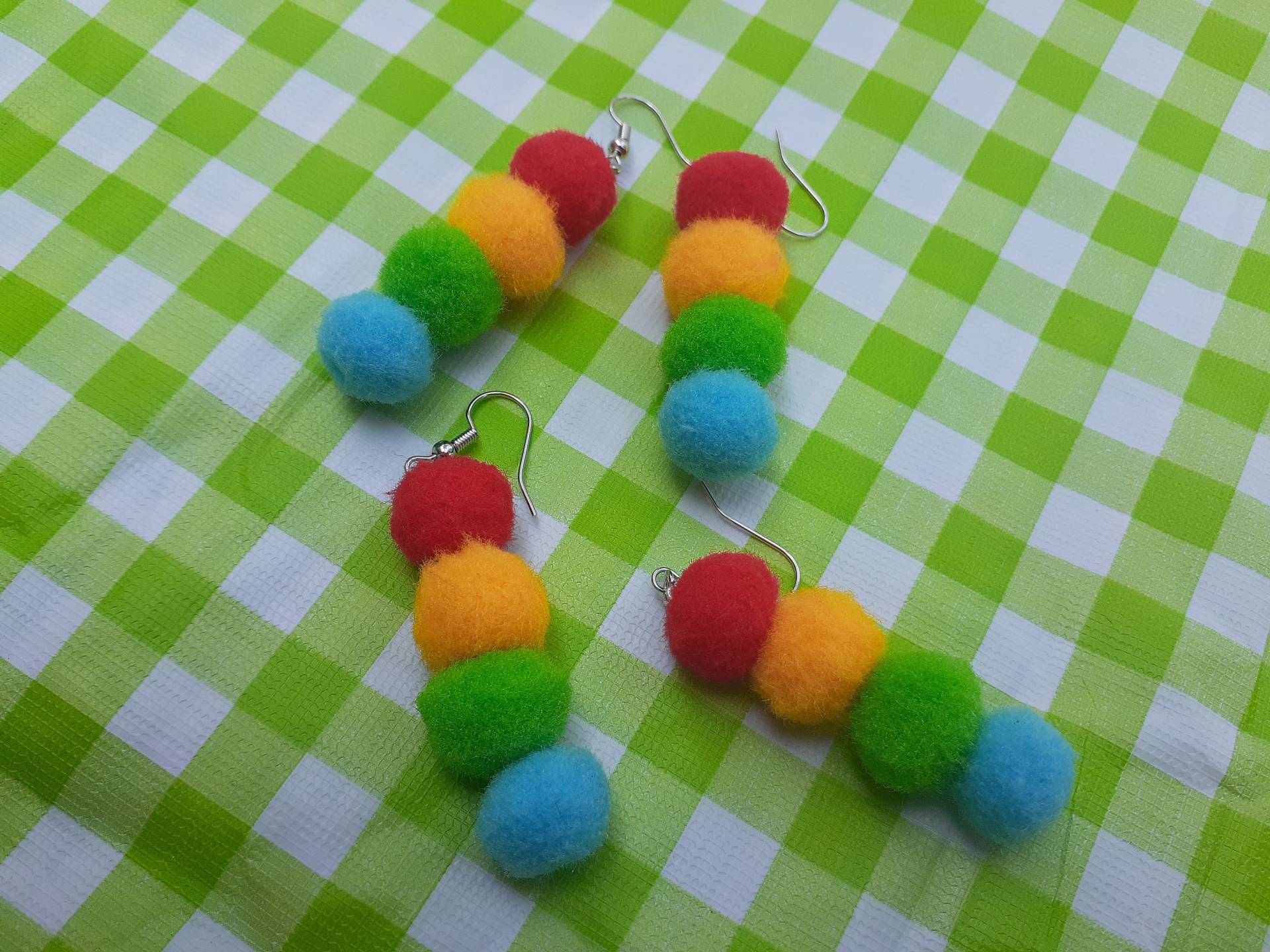 Regenbogen Pom-Pom Ohrringe Regenbogen Pom-Pom Ohrringe von ManosdePalomarez