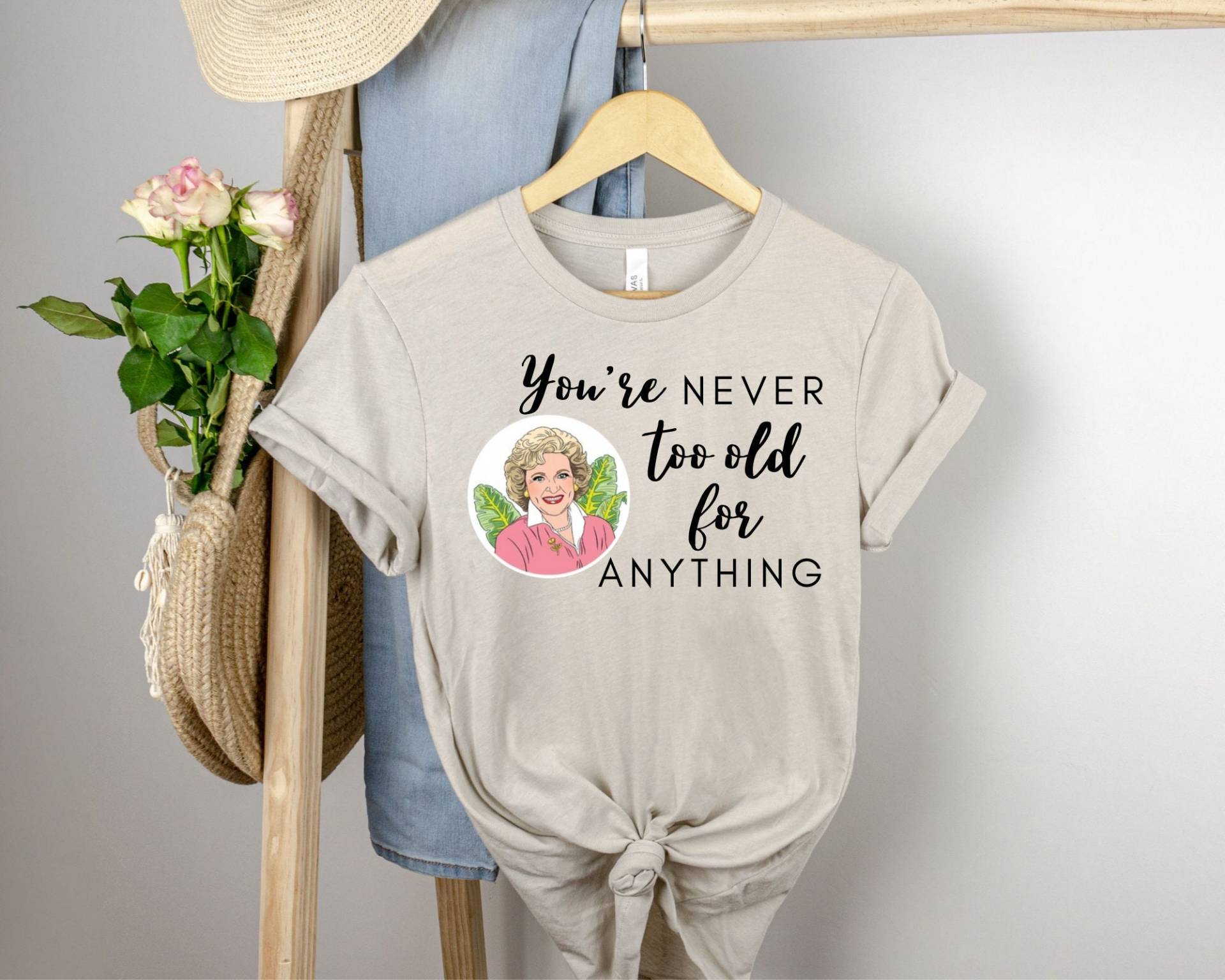 Betty White Zitat Shirt, You're Never Too Old For Anything Golden Girls Shirt von MantraBandsCo