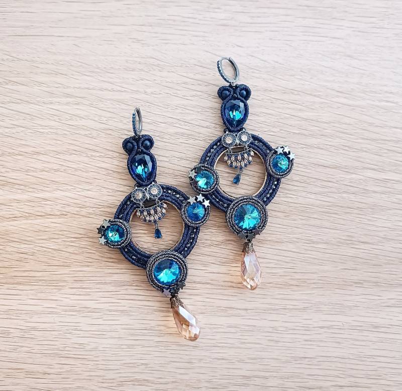 Boho Chic Soutache Eule Ohrringe in Tiefblau Mit Kristall - Und Perlendetails von ManuJewelsEmbroidery