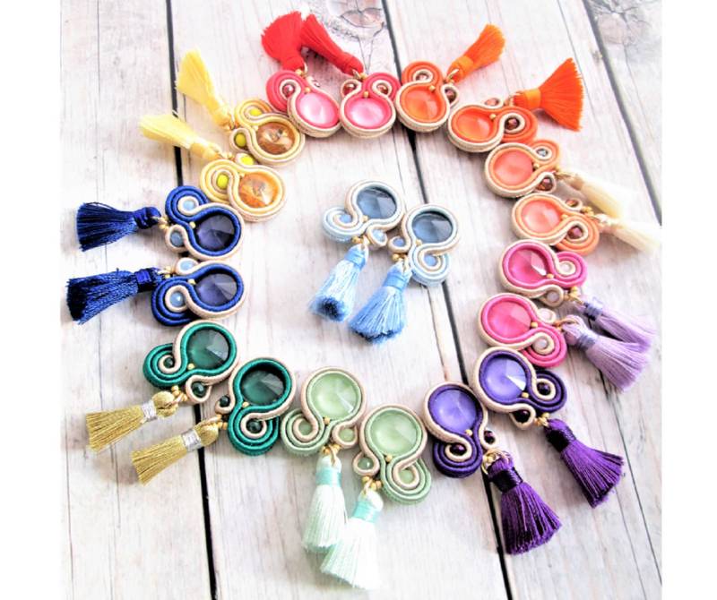 Kleine Bunte Soutache Ohrringe Mit Kleiner Quaste - Handgemachter Boho Schmuck von ManuJewelsEmbroidery