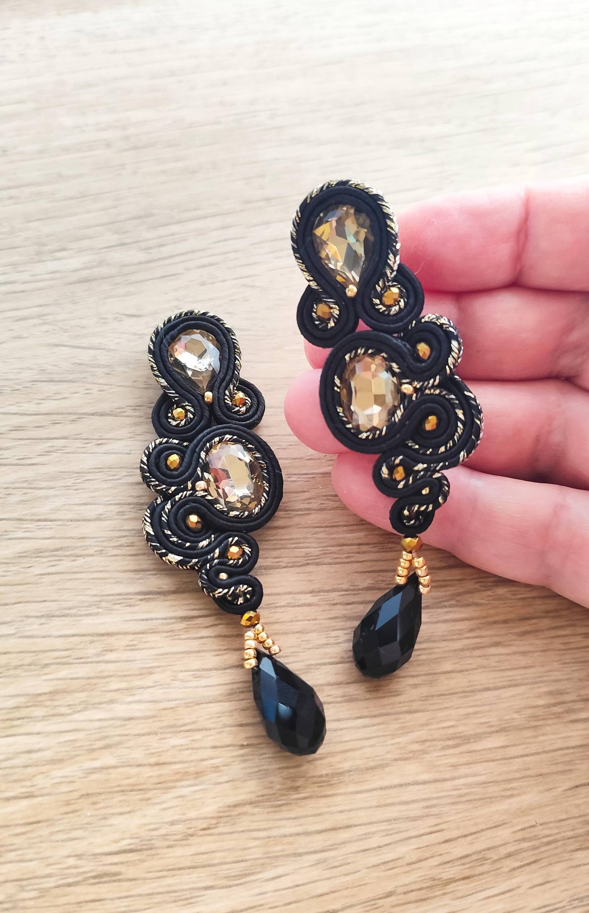 Schwarze Soutache Ohrringe Kristall & Glas Perlen Anhänger von ManuJewelsEmbroidery