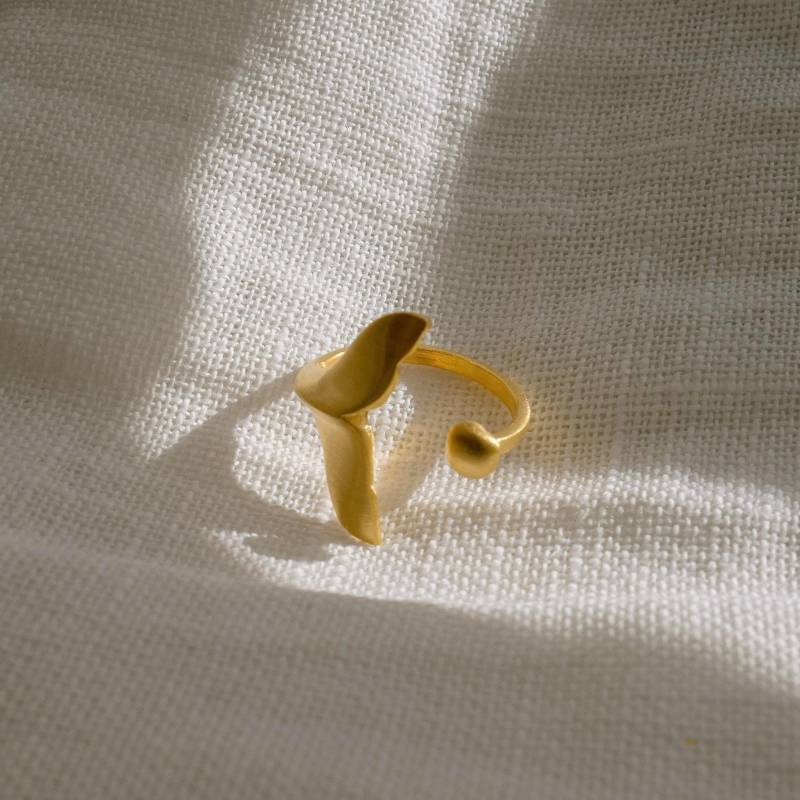 Handmade Whale Tail Ring, Symbol Of Growth & Discovery, 925 Sterling Silver With 18K Vermeil von ManuahiHandcraft