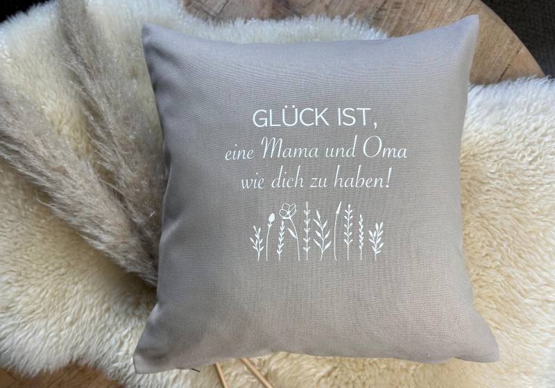Kissen Glück Ist Eine Mama Und Oma Wie Dich Zu Haben von ManufaktLIEBENSWERT