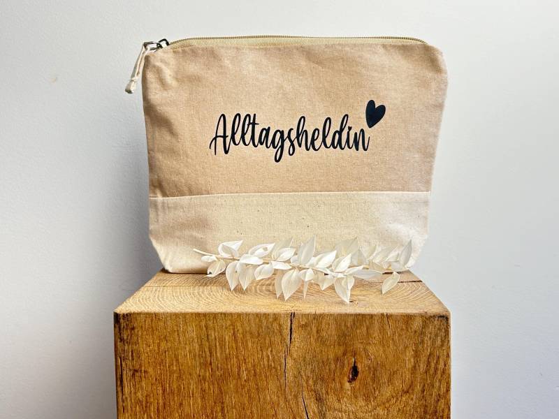 Kosmetiktasche Alltagsheldin Schwarz Kosmetiktasche Alltagsheldin Schwarz von ManufaktLIEBENSWERT