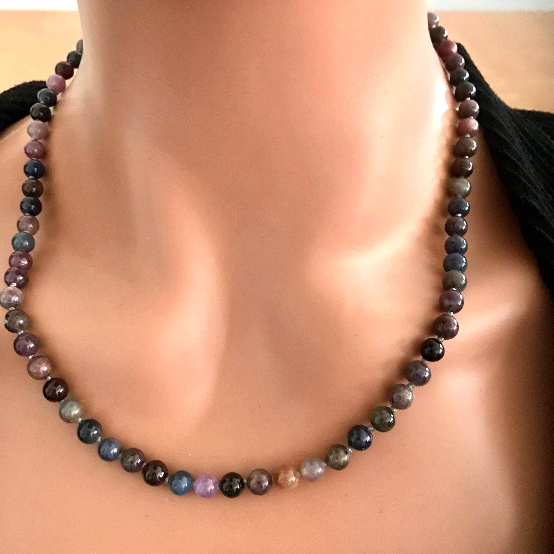 Saphirsymphonie Erlesene, Elegante Saphir-Perlenkette, Von Hand Geknotet, Mit Farbigen Saphiren, 6 Mm, 51 cm, 925 Silber, Töggelverschluss von ManufaktumKaufmann