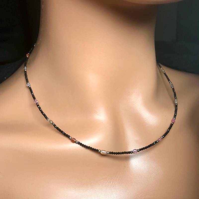Leicht & Edel Handgefertigte Elegante, Zierliche, Glänzend Schwarze Spinellkette Mit 18 Ovalen Farbigen Spinellen, Silberkügelchen, 47 cm von ManufaktumKaufmann