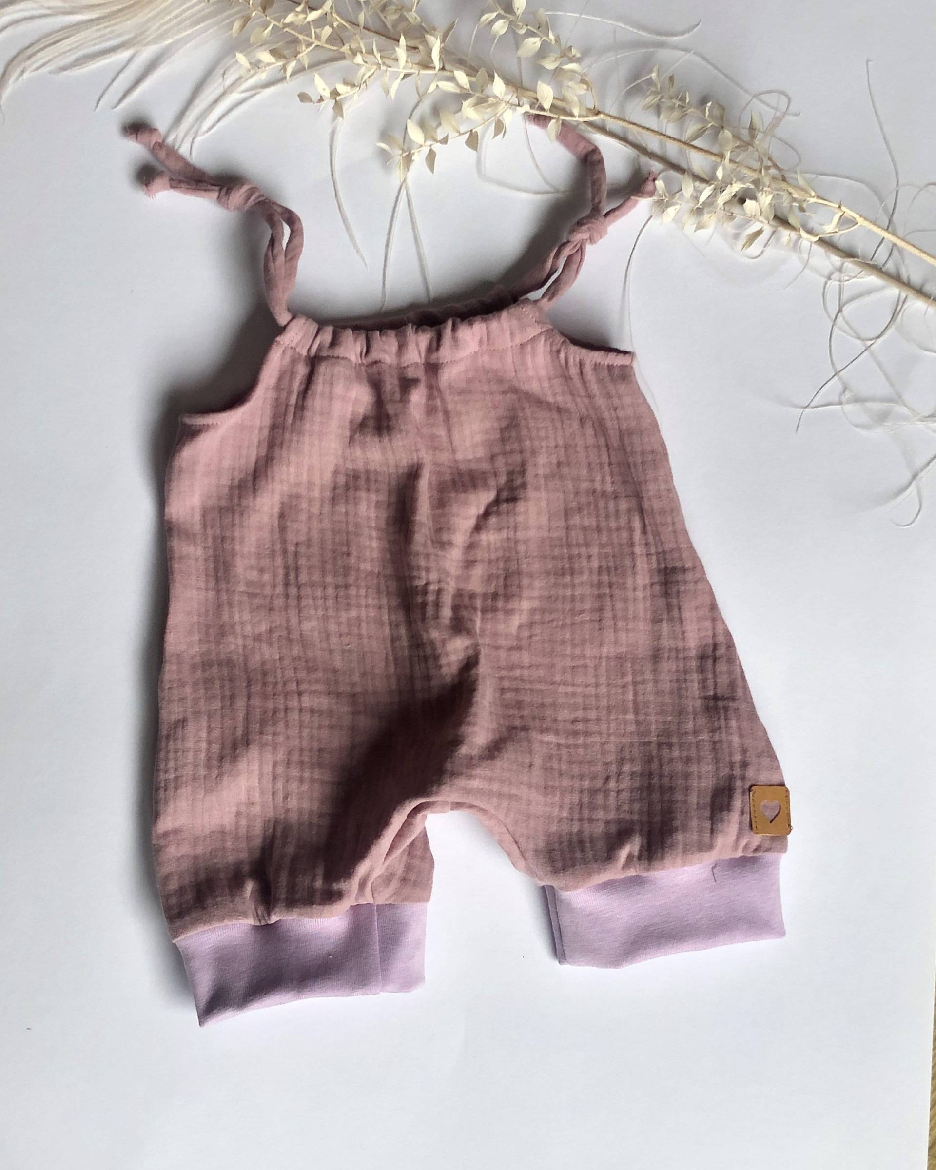 Baby Sommer Jumper Aus Musselin/Overall/Romper/Jumpsuit/Einteiler/Latzhose/Flieder/Verschiedene Größen von ManufakturHerzstueck