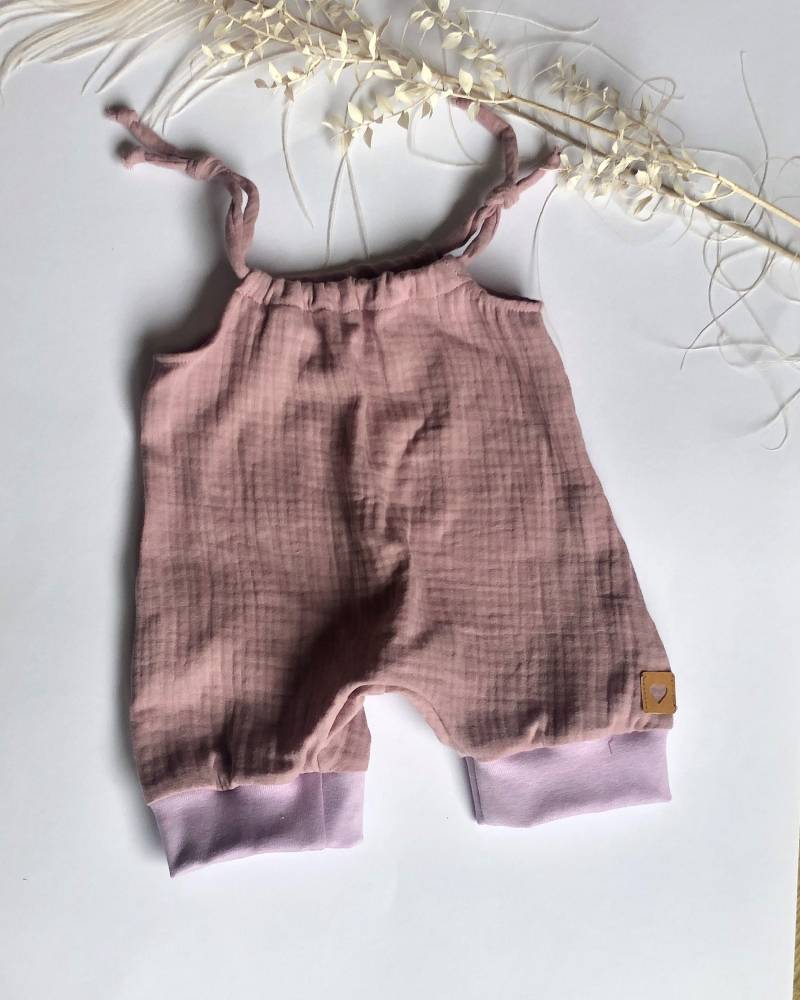 Baby Sommer Jumper Aus Musselin/Overall/Romper/Jumpsuit/Einteiler/Latzhose/Flieder/Verschiedene Größen von ManufakturHerzstueck