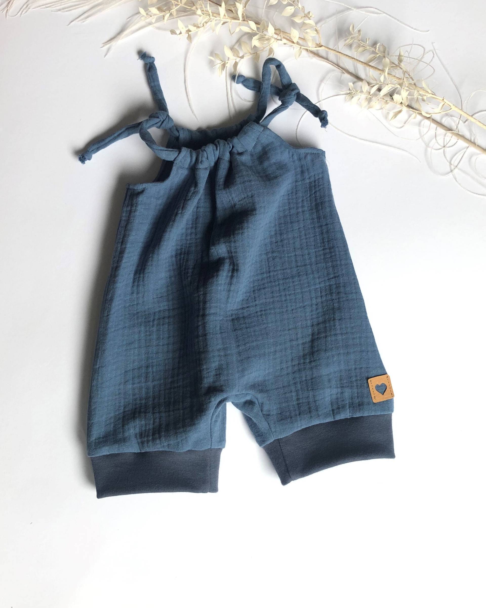 Baby Sommer Jumper Aus Musselin/Overall/Romper/Jumpsuit/Einteiler/Latzhose/Jeansblau/Verschiedene Größen von ManufakturHerzstueck