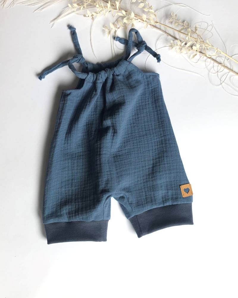 Baby Sommer Jumper Aus Musselin/Overall/Romper/Jumpsuit/Einteiler/Latzhose/Jeansblau/Verschiedene Größen von ManufakturHerzstueck