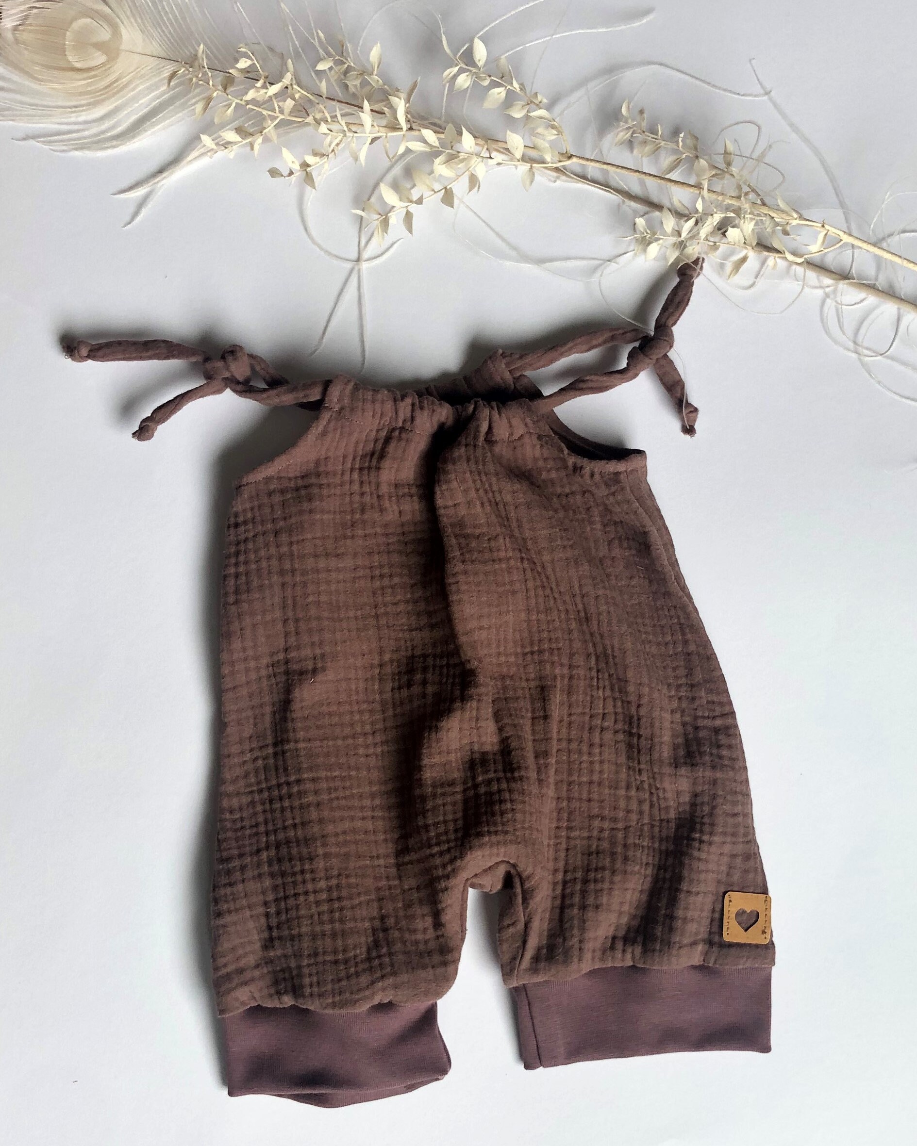 Baby Sommer Jumper Aus Musselin/Overall/Romper/Jumpsuit/Einteiler/Latzhose/Mauve/Verschiedene Größen von ManufakturHerzstueck