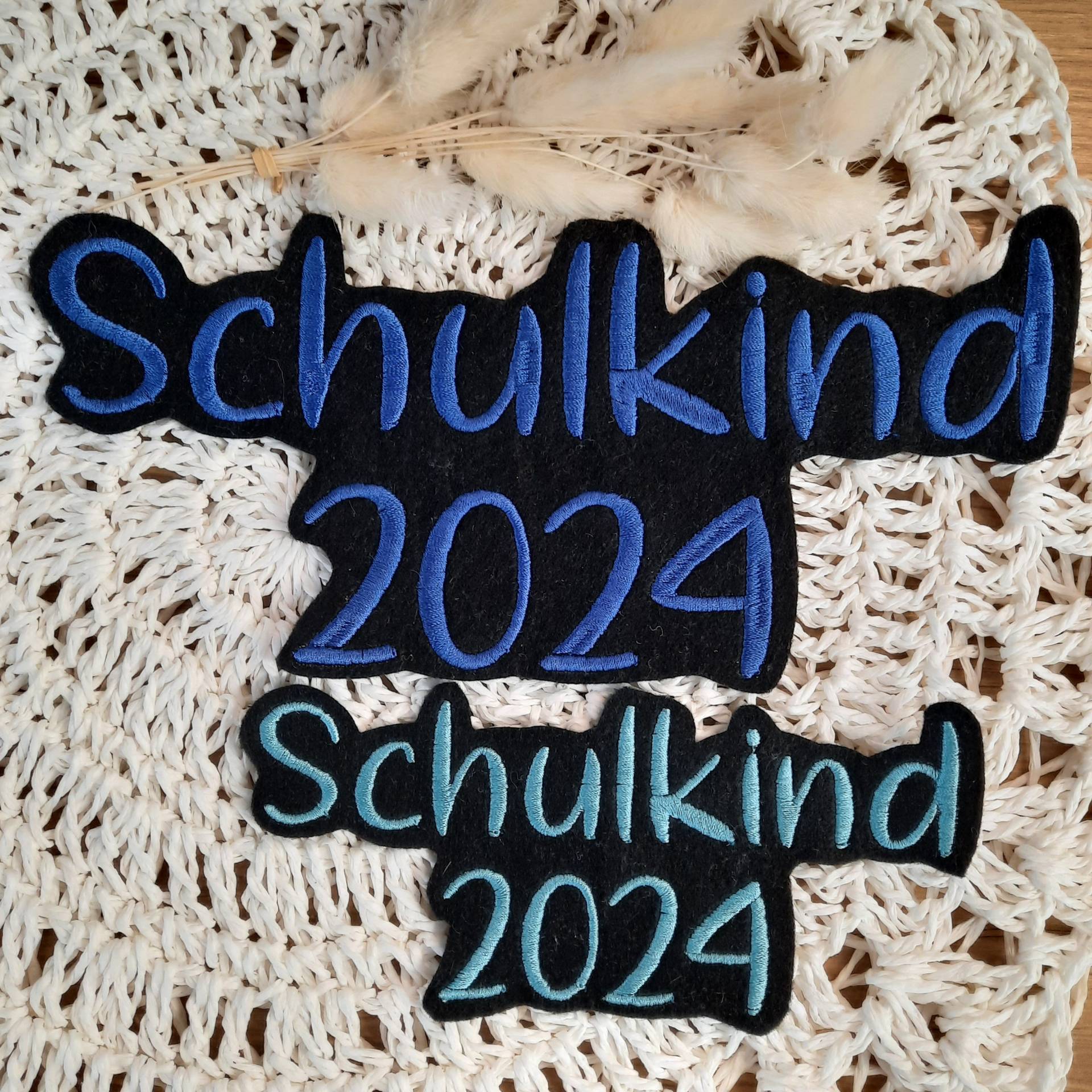 Applikation Schulkind 2025| Auswahl Aus 2 Größen| Bügelbild |Schulkind 2025 |Auf Schwarzem Filz| Schrift 2S Applikation Schulkind 2025| Auswahl Aus 2 Größen| Bügelbild |Schulkind 2025 |Auf Schwarzem Filz| Schrift 2S von ManufakturLittlefee