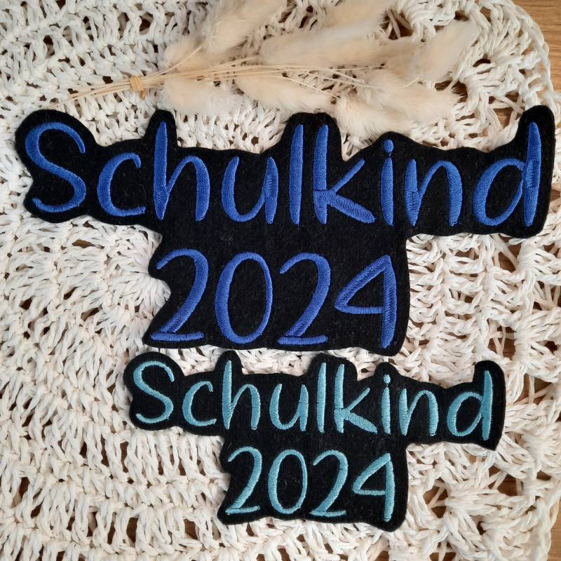 Applikation Schulkind 2025| Auswahl Aus 2 Größen| Bügelbild |Schulkind 2025 |Auf Schwarzem Filz| Schrift 2S Applikation Schulkind 2025| Auswahl Aus 2 Größen| Bügelbild |Schulkind 2025 |Auf Schwarzem Filz| Schrift 2S von ManufakturLittlefee