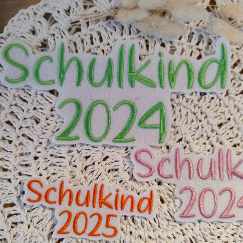Applikation Schulkind 2025| Auswahl Aus 3 Größen| Bügelbild Schultüte |Schulkind |Einschulung| Schrift 2 von ManufakturLittlefee