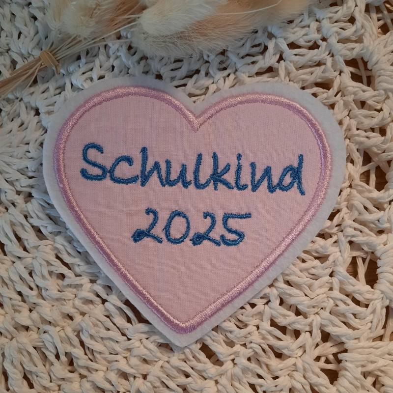 Applikation Schulkind | Herz |Schulkind 2025 Aufnäher Bügelbild Für Schultüte Applikation Schulkind | Herz |Schulkind 2025 Aufnäher Bügelbild Für Schultüte von ManufakturLittlefee