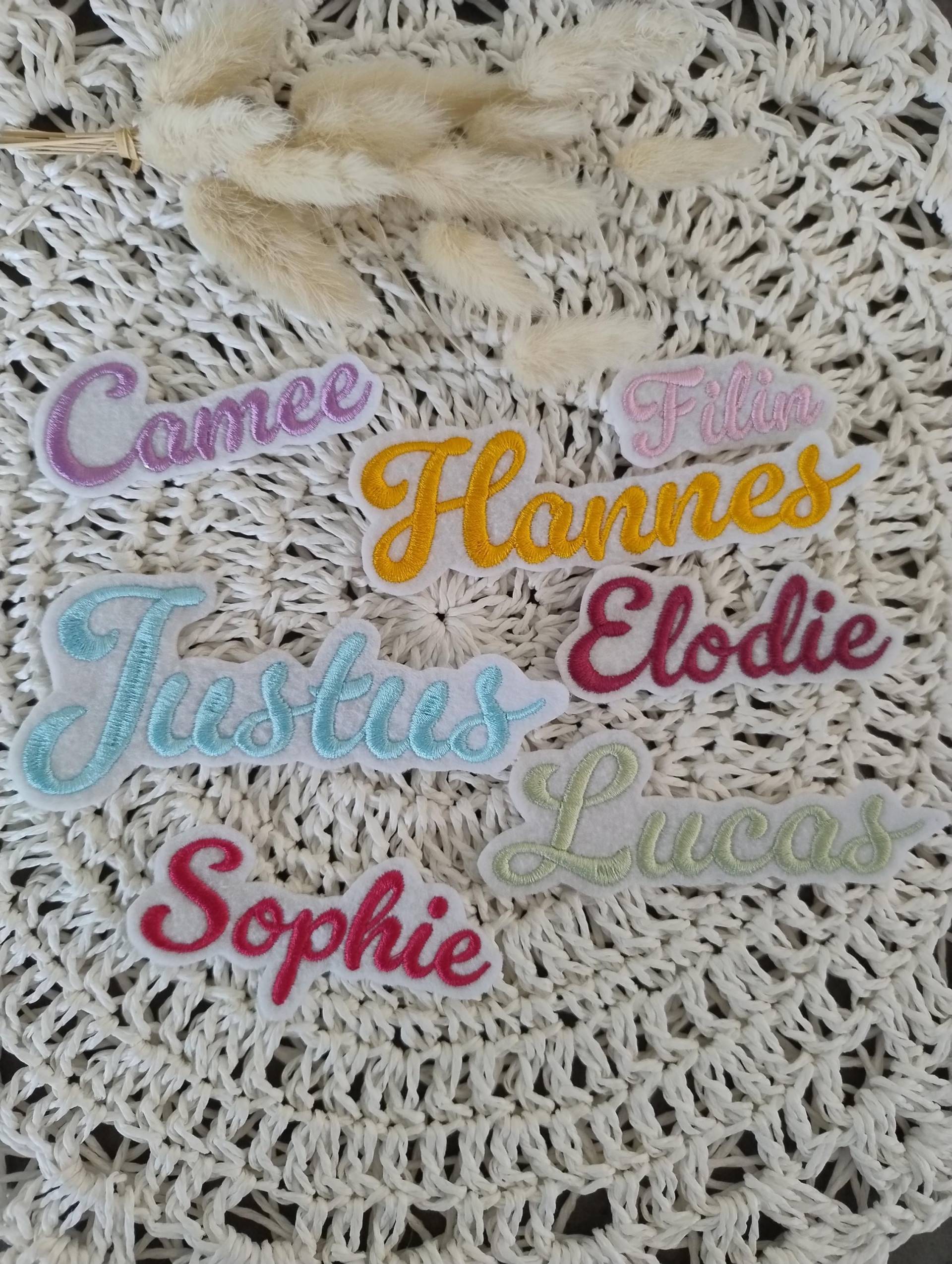 Mini Namensapplikation Vintage | Größe Xs| Wunschname Applikation Schultüte |Aufnäher Mini|Schulkind |Einschulung| Auf Schwarzem Filz Mini Namensapplikation Vintage | Größe Xs| Wunschname Applikation Schultüte |Aufnäher Mini|Schulkind |Einschulung| Auf Schwarzem Filz von ManufakturLittlefee