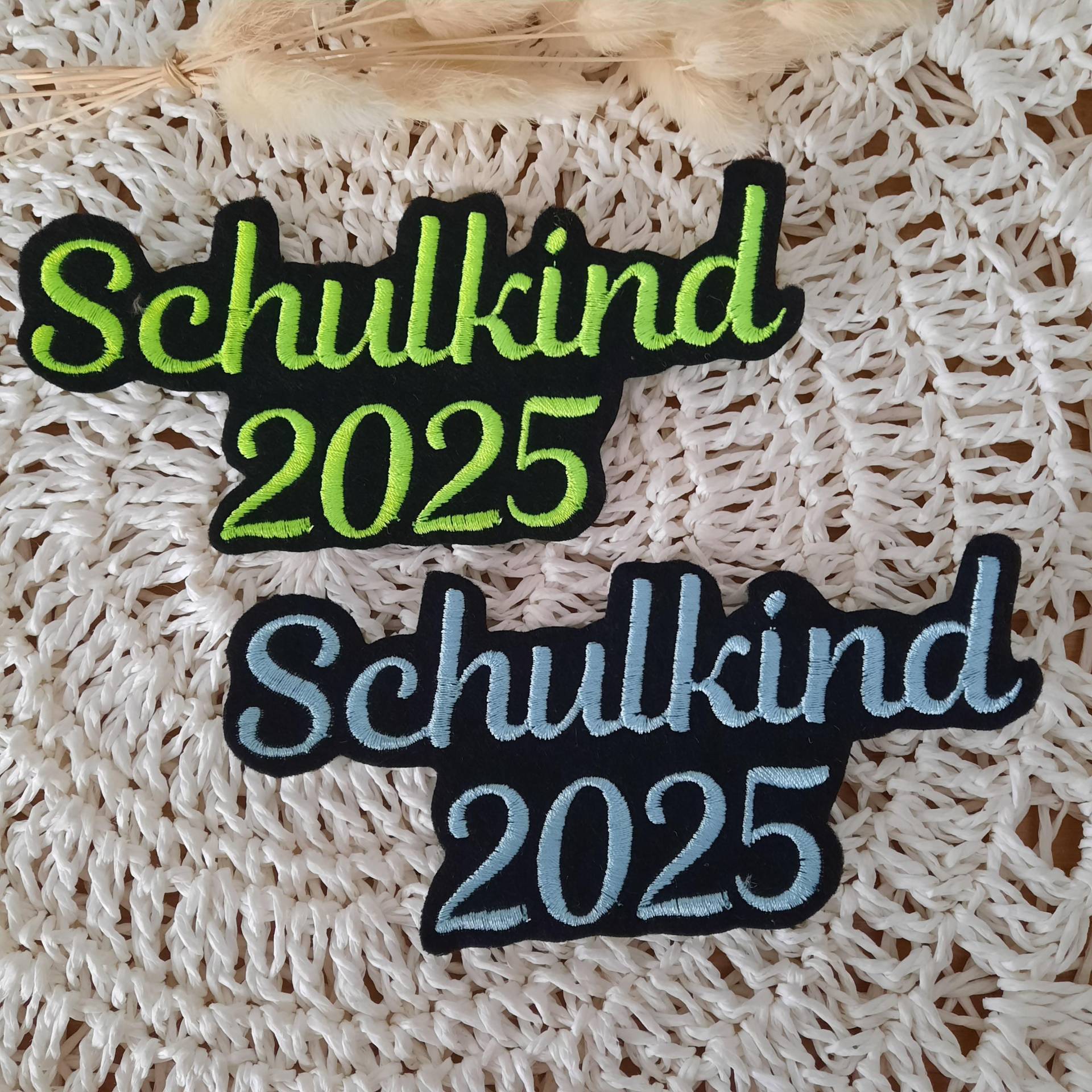 Schulkind 2025 | Applikation Aufnäher Einschulung 2025| in 2 Größen Und Vielen Farben| Auf Schwarzem Filz| Schrift3S Schulkind 2025 | Applikation Aufnäher Einschulung 2025| in 2 Größen Und Vielen Farben| Auf Schwarzem Filz| Schrift3S von ManufakturLittlefee
