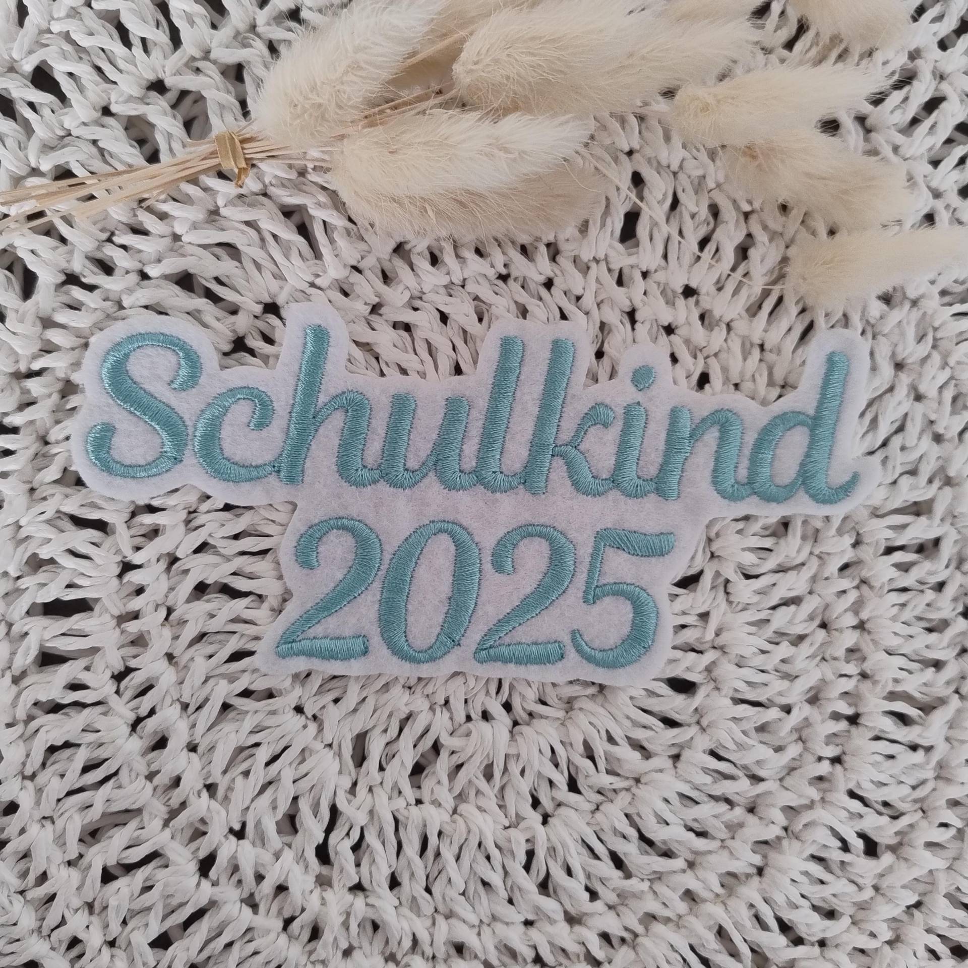 Schulkind 2025| Applikation Aufnäher Schriftzug | Einschulung in 2 Größen Und Vielen Farben| Schrift 3 Schulkind 2025| Applikation Aufnäher Schriftzug | Einschulung in 2 Größen Und Vielen Farben| Schrift 3 von ManufakturLittlefee