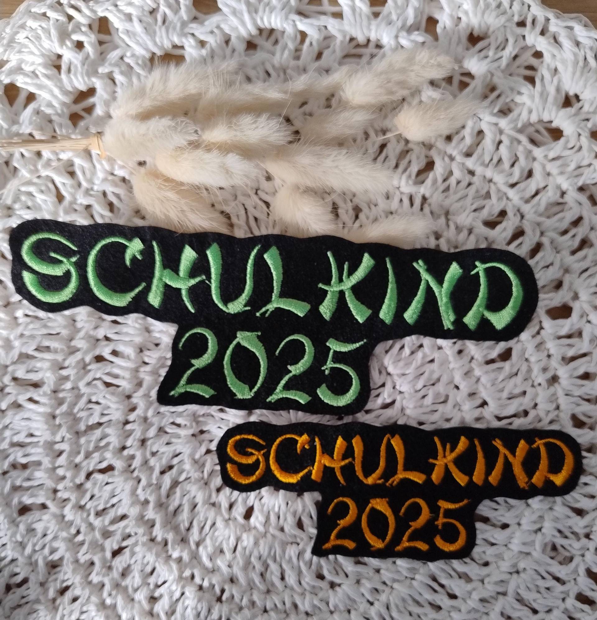 Schulkind 2025|Ninja Aufnäher Schriftzug | Einschulung 2025| in 2 Größen Und Vielen Farben| Schrift 6| Auf Schwarzem Filz Schulkind 2025|Ninja Aufnäher Schriftzug | Einschulung 2025| in 2 Größen Und Vielen Farben| Schrift 6| Auf Schwarzem Filz von ManufakturLittlefee