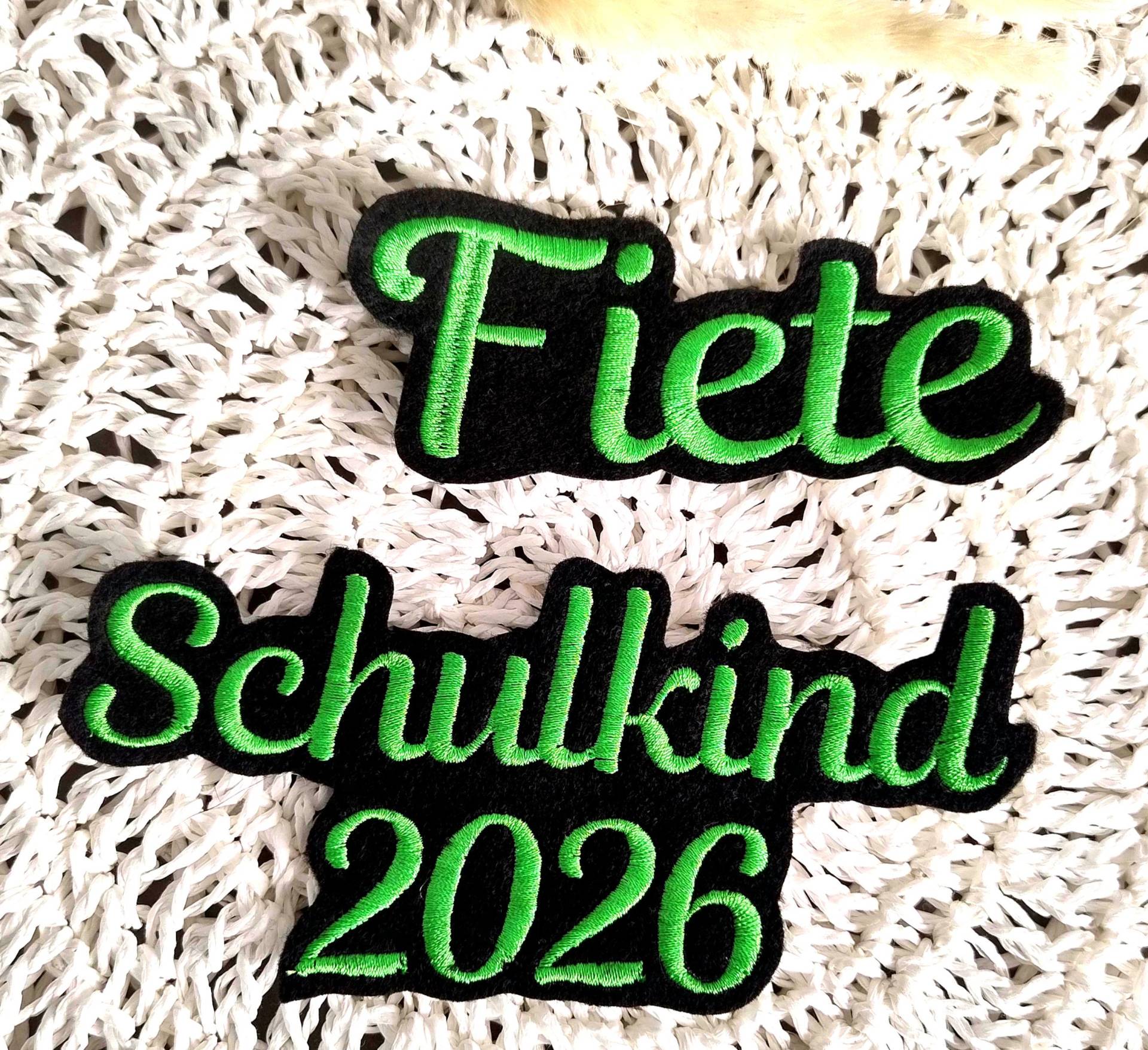 Set Name + Schulkind 2025| Schrift 3S| Wunschname | Gestickt| Zum Aufnähen Aufnäher Einschulung|Auf Schwarzem Filz Set Name + Schulkind 2025| Schrift 3S| Wunschname | Gestickt| Zum Aufnähen Aufnäher Einschulung|Auf Schwarzem Filz von ManufakturLittlefee