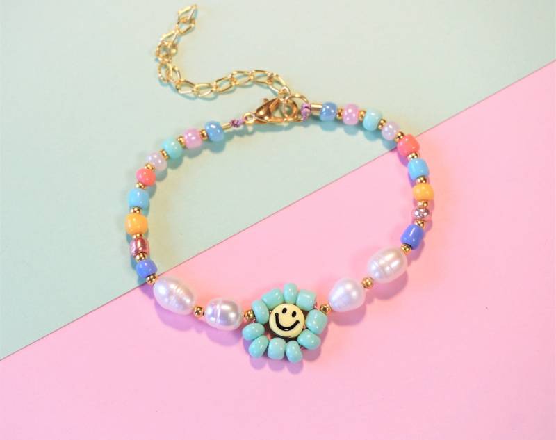 Armband Süßwasserperlen Blümchen Smiley - Bunte Armkette Gänseblümchen Größenverstellbar Perlenarmband Bunt Smile Happy Face von ManufakturNicoleK