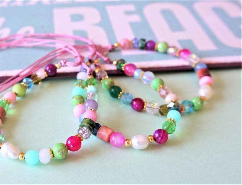 Buntes Edelstein-Armband Damen - Glasperlen, Echte Süßwasserperle & Verstellbarer Makramee-Verschluss Handgemacht, Einzigartig, Filigran von ManufakturNicoleK