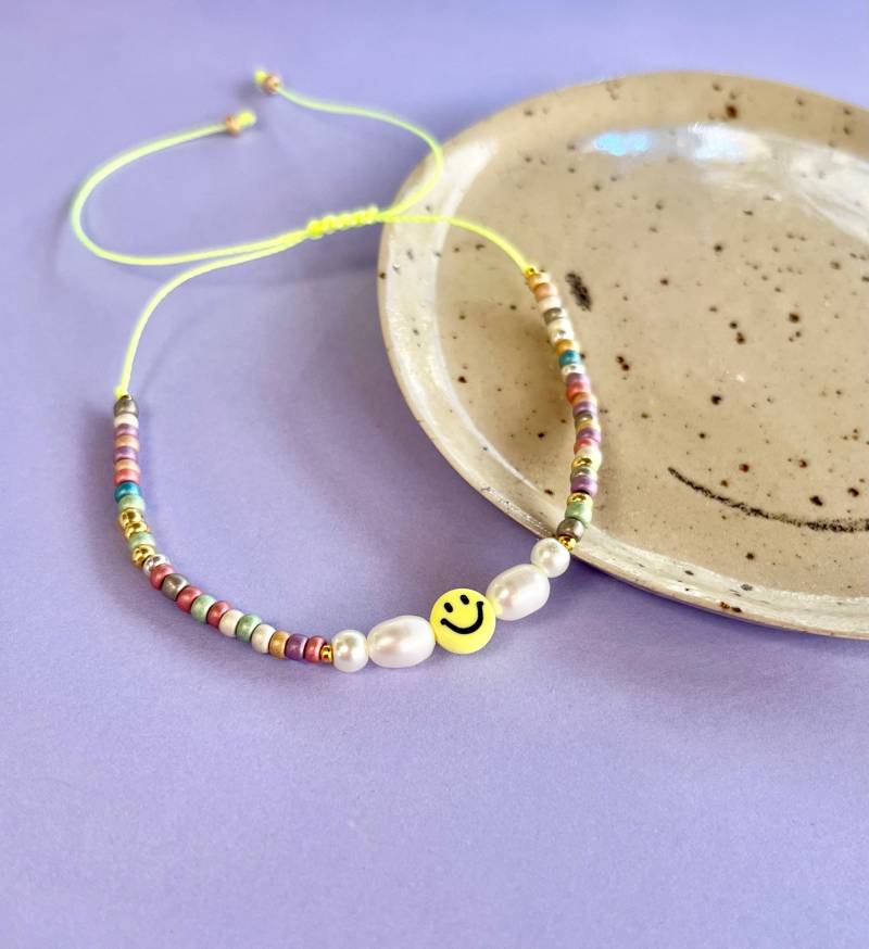 Filigranes Perlenarmband Mit Smiley & Vintage Süßwasserperlen - Glasperlenmix, Neon-Makramee, Stufenlos Verstellbar, Handmade Unikat Zart von ManufakturNicoleK