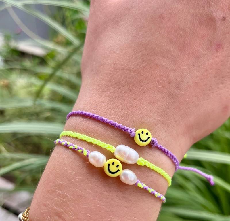 Geflochtenes Armband Mit Süßwasserperlen Smiley Neon Farben - Freundschaftsarmband Sommer Schmuck Handgemacht Verstellbar Happy Face von ManufakturNicoleK