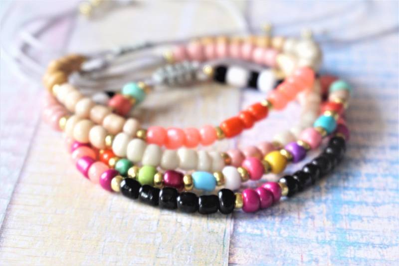 Perlenarmband Bunt - Buntes Armband Perlen Boho Bunte Perlenarmbänder Set Größenverstellbar Geschenkidee Freundin Frau Damen von ManufakturNicoleK
